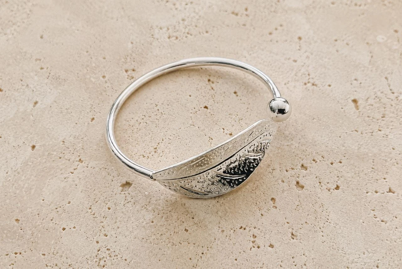Bracelet ajustable argenté forme feuille – élégant et intemporel